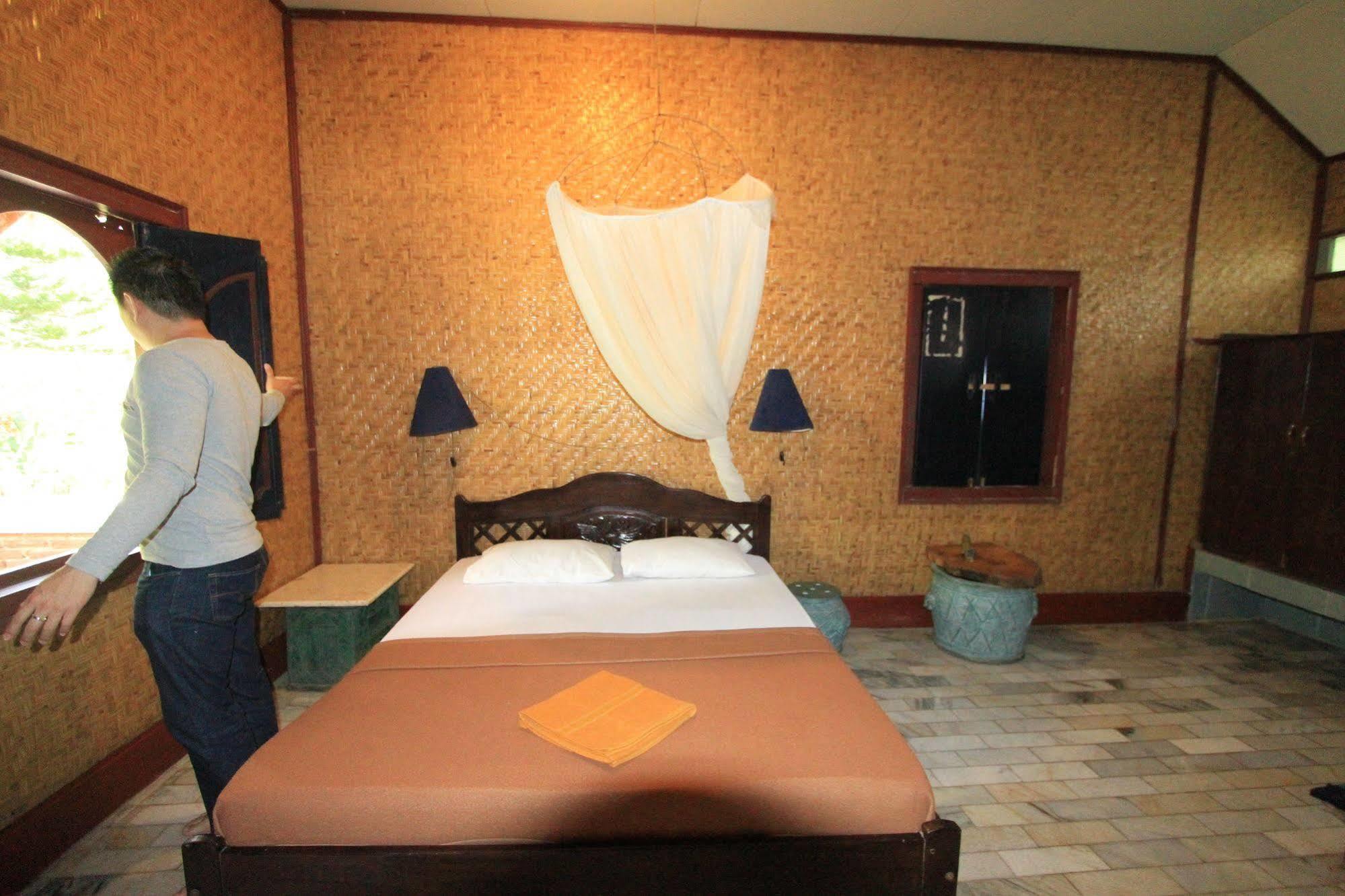 Hotel Bumi Aditya Senggigi Exteriör bild